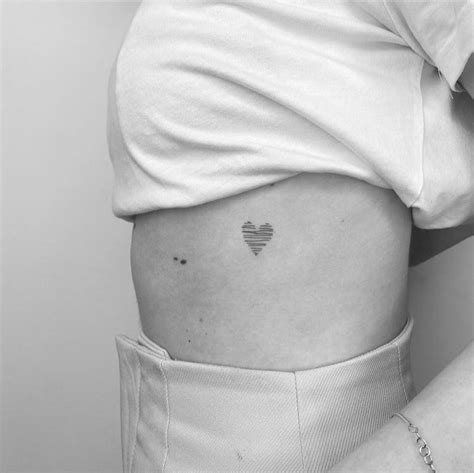 tatuajes pequeos en el pecho|Tatuajes de pecho de mujer